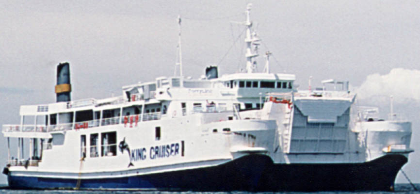 King Cruiser - 12.2.95 - anchored - starboard hull and bows - click to go to next image
