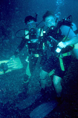 La and Uli having fun at the wreck of the King Cruiser - 10.2.1999 - bow section