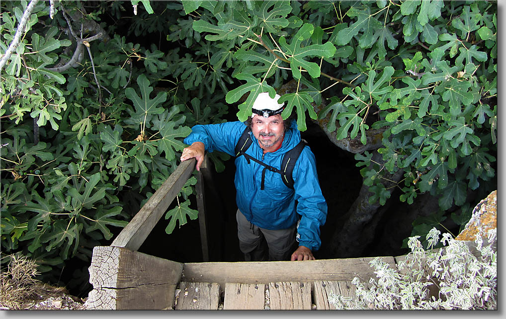 Vreiko Cave N 35.083413 E 25.999384 (c) S.Wendelin 2017 Vreiko Cave N 35.083413 E 25.999384 (c) S.Wendelin 2017